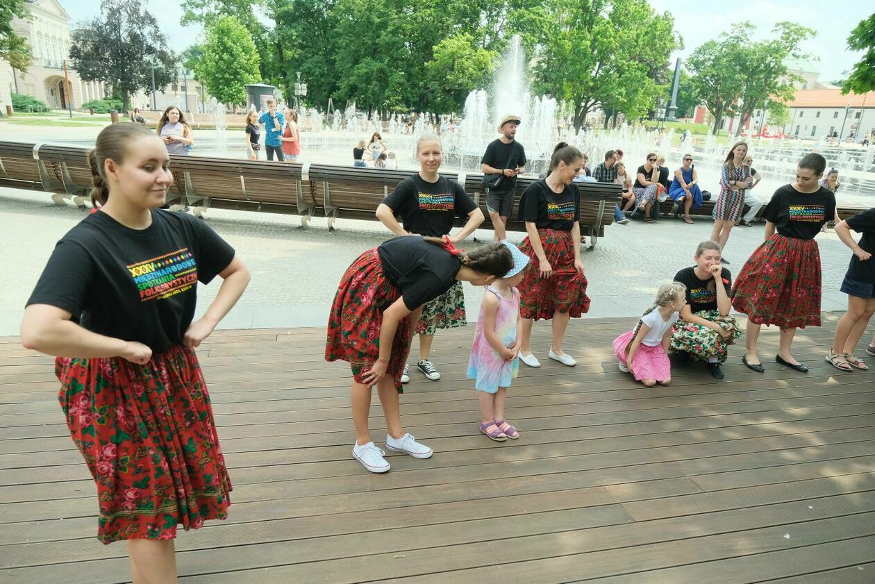  Międzynarodowe Spotkania Folklorystyczne: nauka tańców ludowych (zdjęcie 25) - Autor: Maciej Kaczanowski