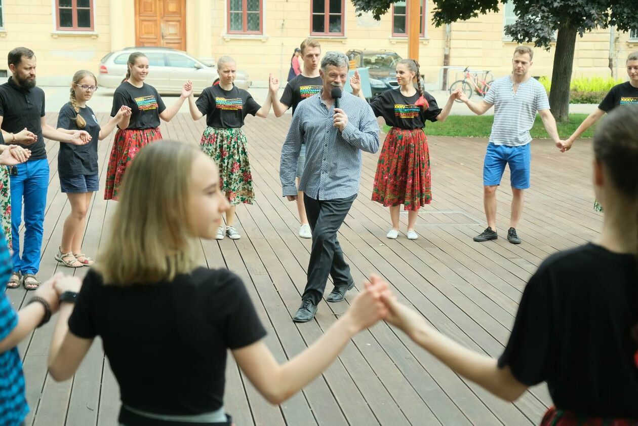  Międzynarodowe Spotkania Folklorystyczne: nauka tańców ludowych (zdjęcie 14) - Autor: Maciej Kaczanowski