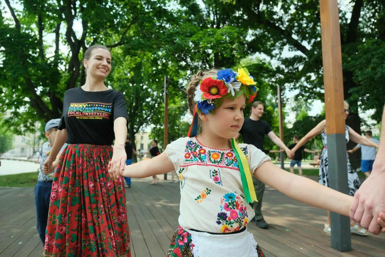  Międzynarodowe Spotkania Folklorystyczne: nauka tańców ludowych (zdjęcie 10) - Autor: Maciej Kaczanowski