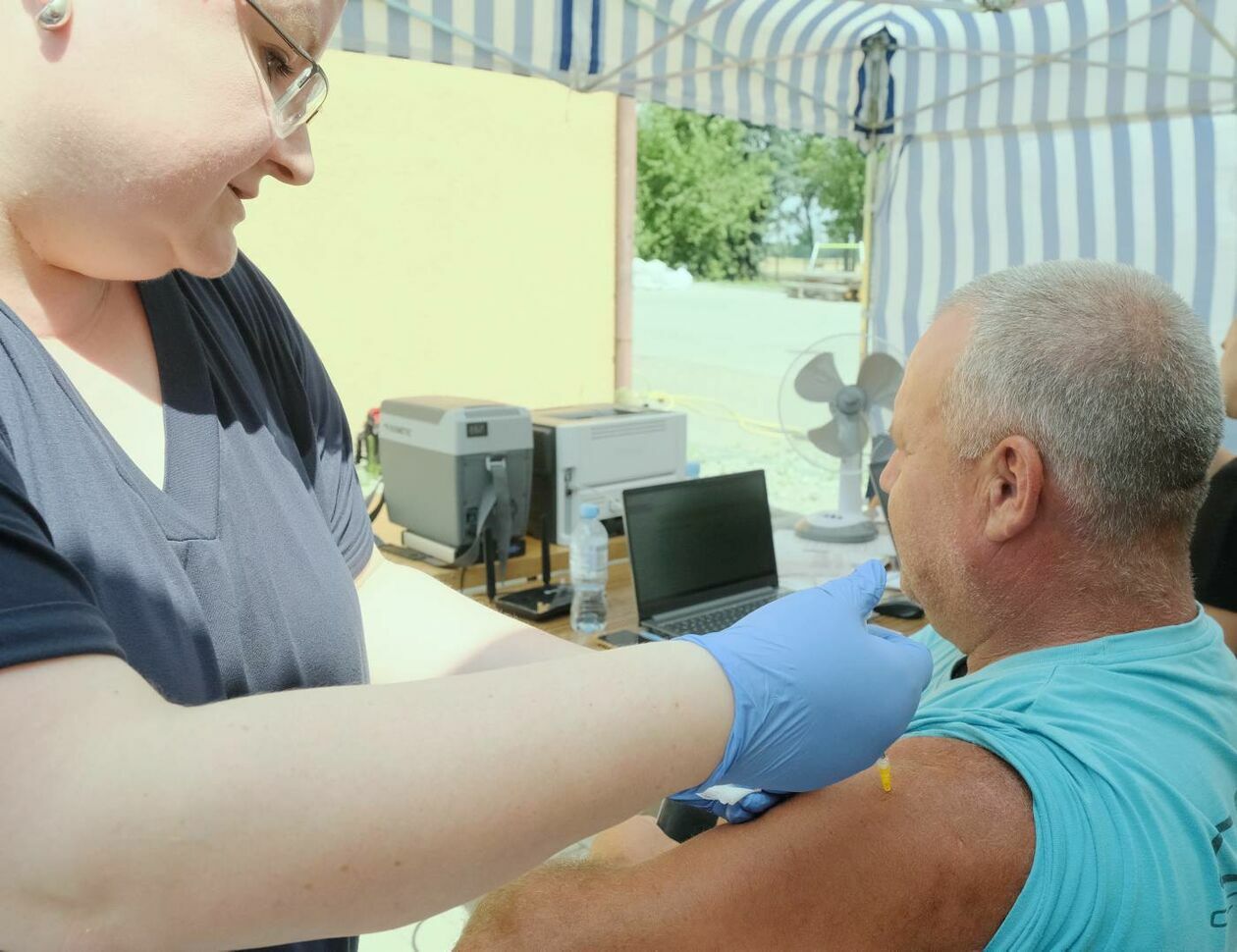  Mobilny punkt szczepień przed Urzędem Gminy w Sernikach  - Autor: Maciej Kaczanowski