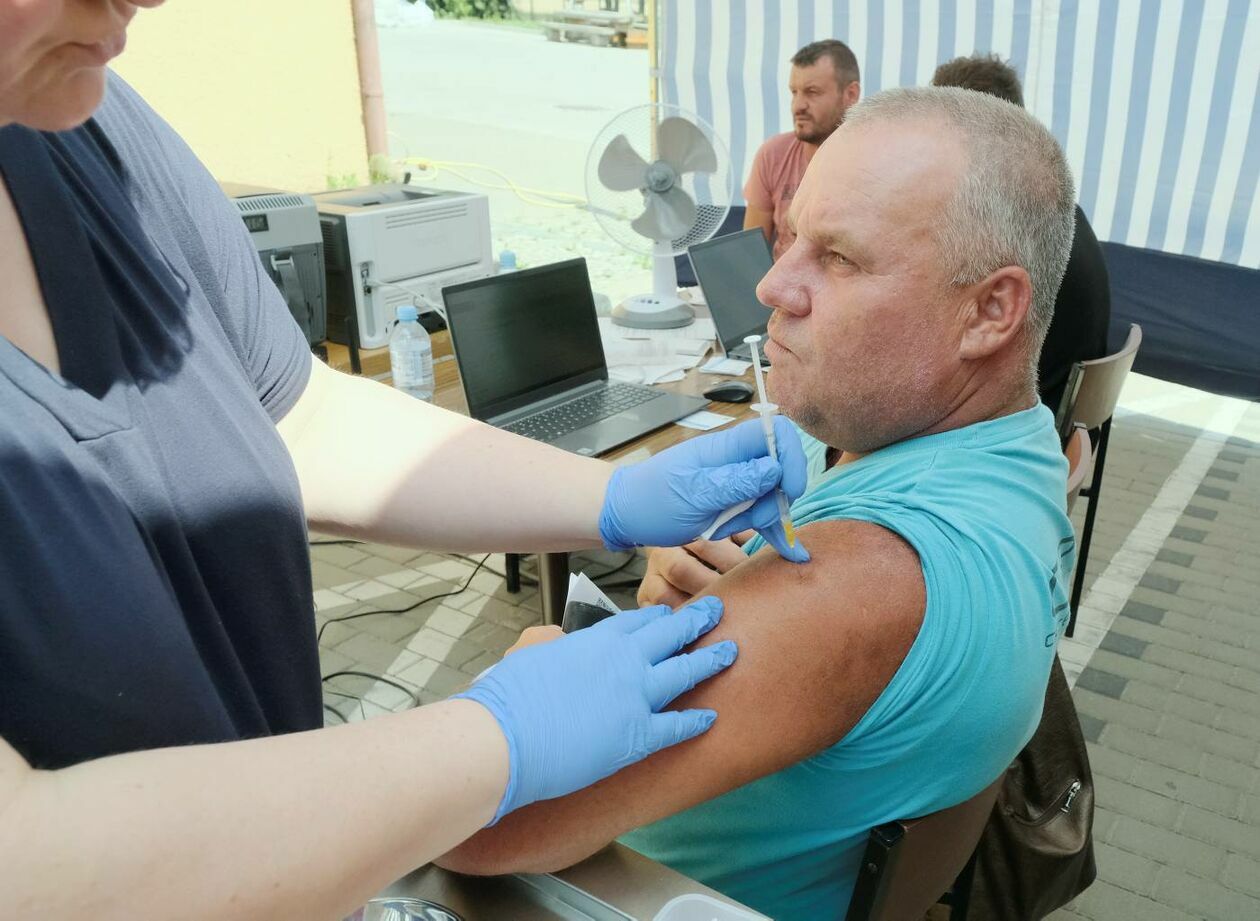  Mobilny punkt szczepień przed Urzędem Gminy w Sernikach (zdjęcie 2) - Autor: Maciej Kaczanowski
