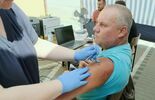 Mobilny punkt szczepień przed Urzędem Gminy w Sernikach (zdjęcie 2)
