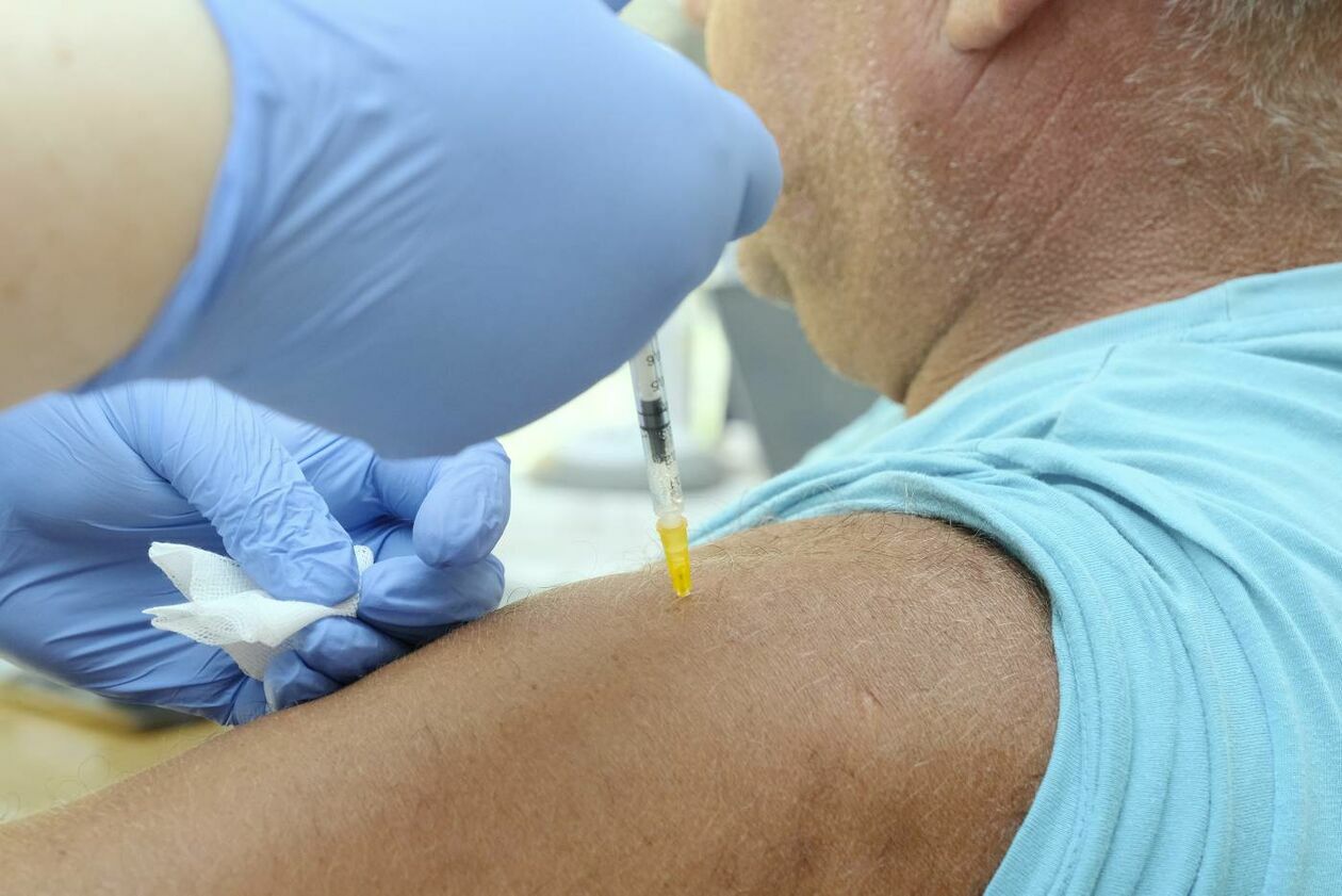  Mobilny punkt szczepień przed Urzędem Gminy w Sernikach (zdjęcie 7) - Autor: Maciej Kaczanowski