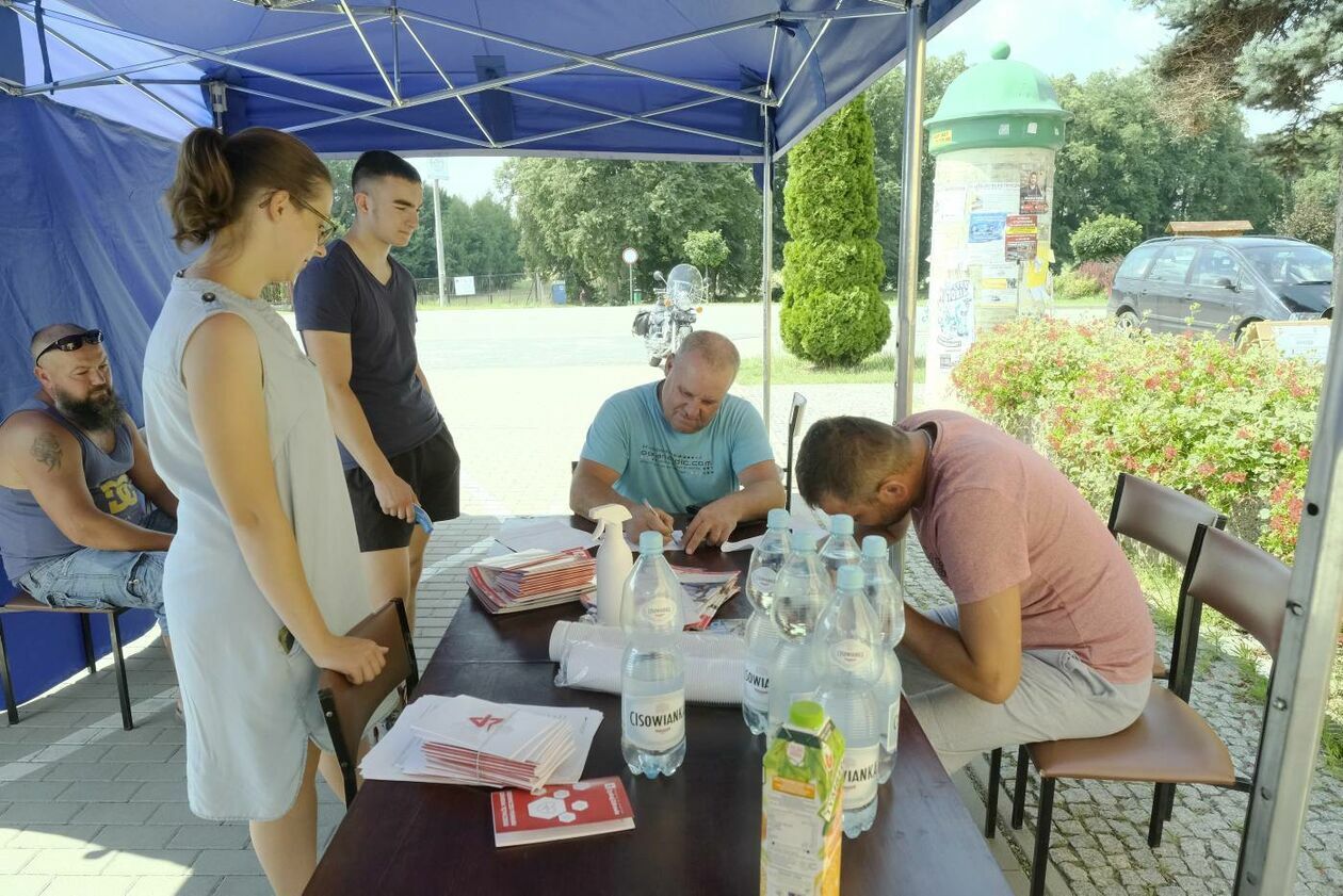  Mobilny punkt szczepień przed Urzędem Gminy w Sernikach (zdjęcie 3) - Autor: Maciej Kaczanowski