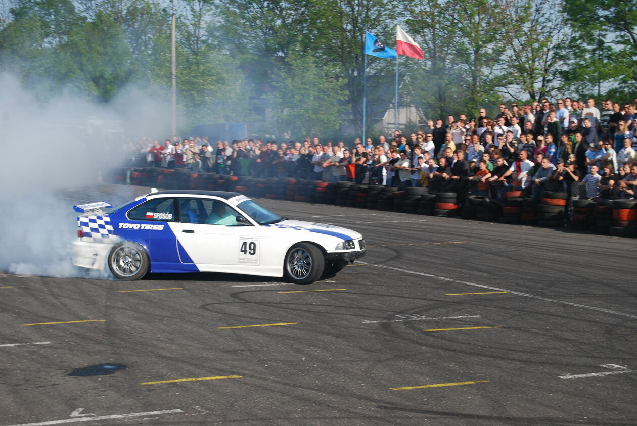  <p>Pokazy driftingowe, nowej dyscypliny w sporcie samochodowym, na biłgorajskim autodromie z 17 maja 2009 roku, przyciągnęły tłumy widz&oacute;w</p>