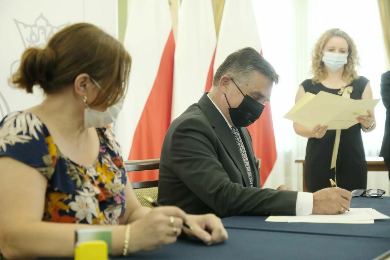  Umowy dotyczące programu Klub Seniora + podpisane (zdjęcie 15) - Autor: Maciej Kaczanowski