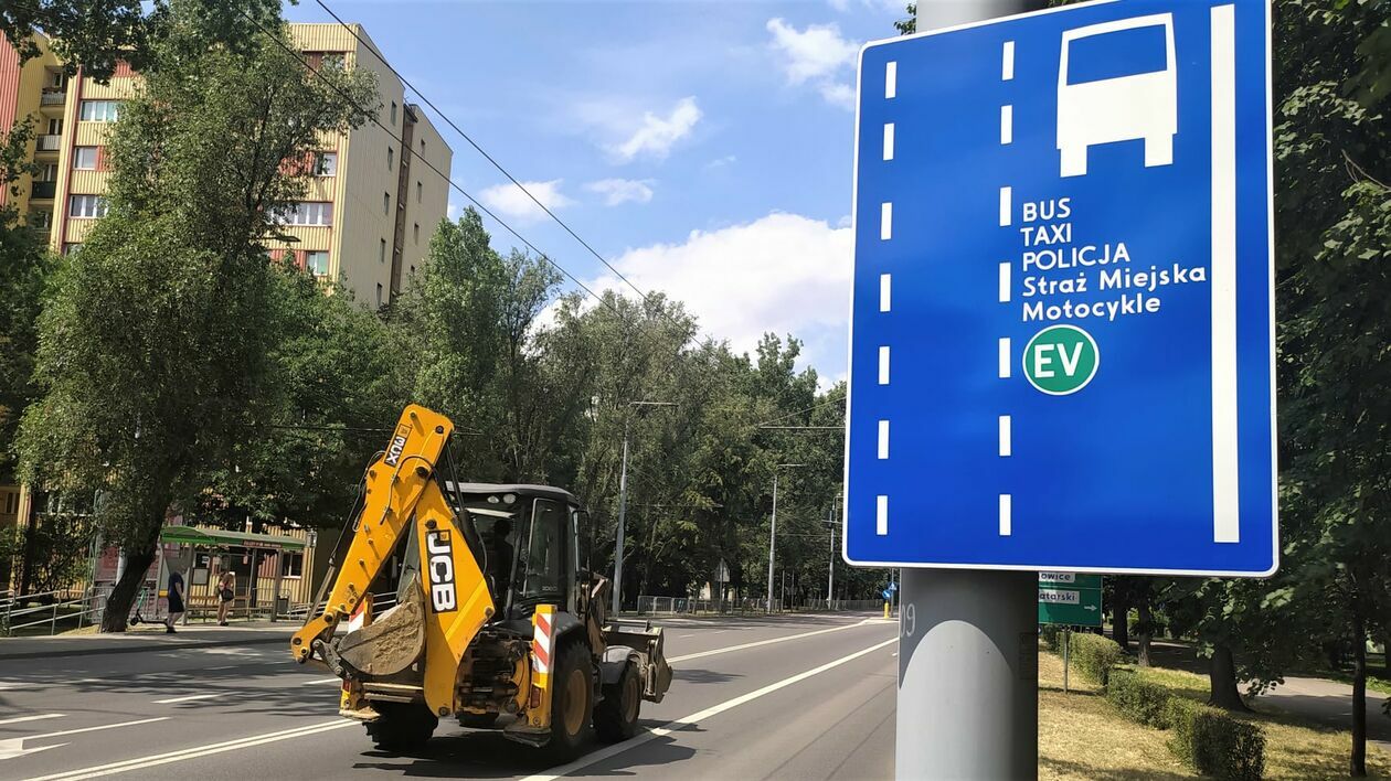  <p>Droga Męczennik&oacute;w Majdanka od ul. Grabskiego. Tu znaki czytelnie informują o tym, kto może korzystać z buspasa. </p>