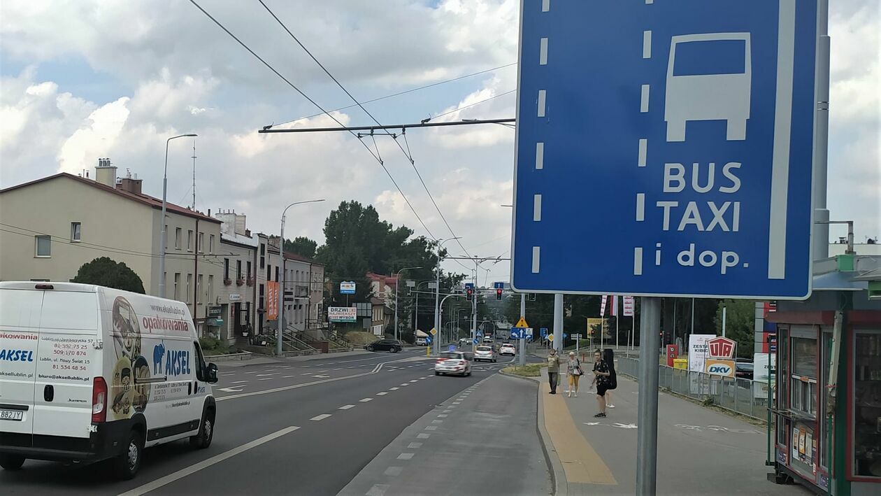  <p>R&oacute;wnież dla wyjeżdżających z ul. Lotniczej nie jest jasne, co oznacza dopisek "i dop." i kogo uprawnia do wjazdu na buspas. </p>