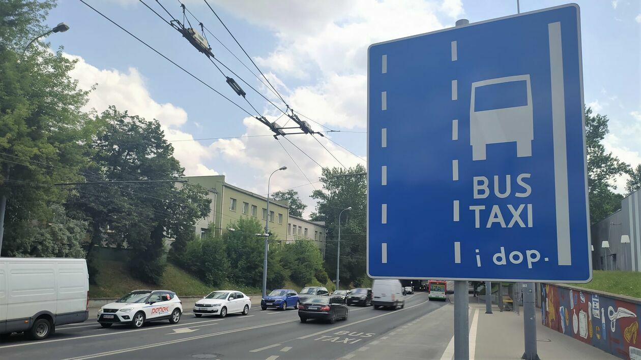  <p>Tak oznakowany jest buspas na Drodze Męczennik&oacute;w Majdanka od strony ul. Wolskiej. Znak nie m&oacute;wi wcale o tym, że motocyklista skręcający z ul. Wolskiej lub Fabrycznej może jechać buspasem. </p>
