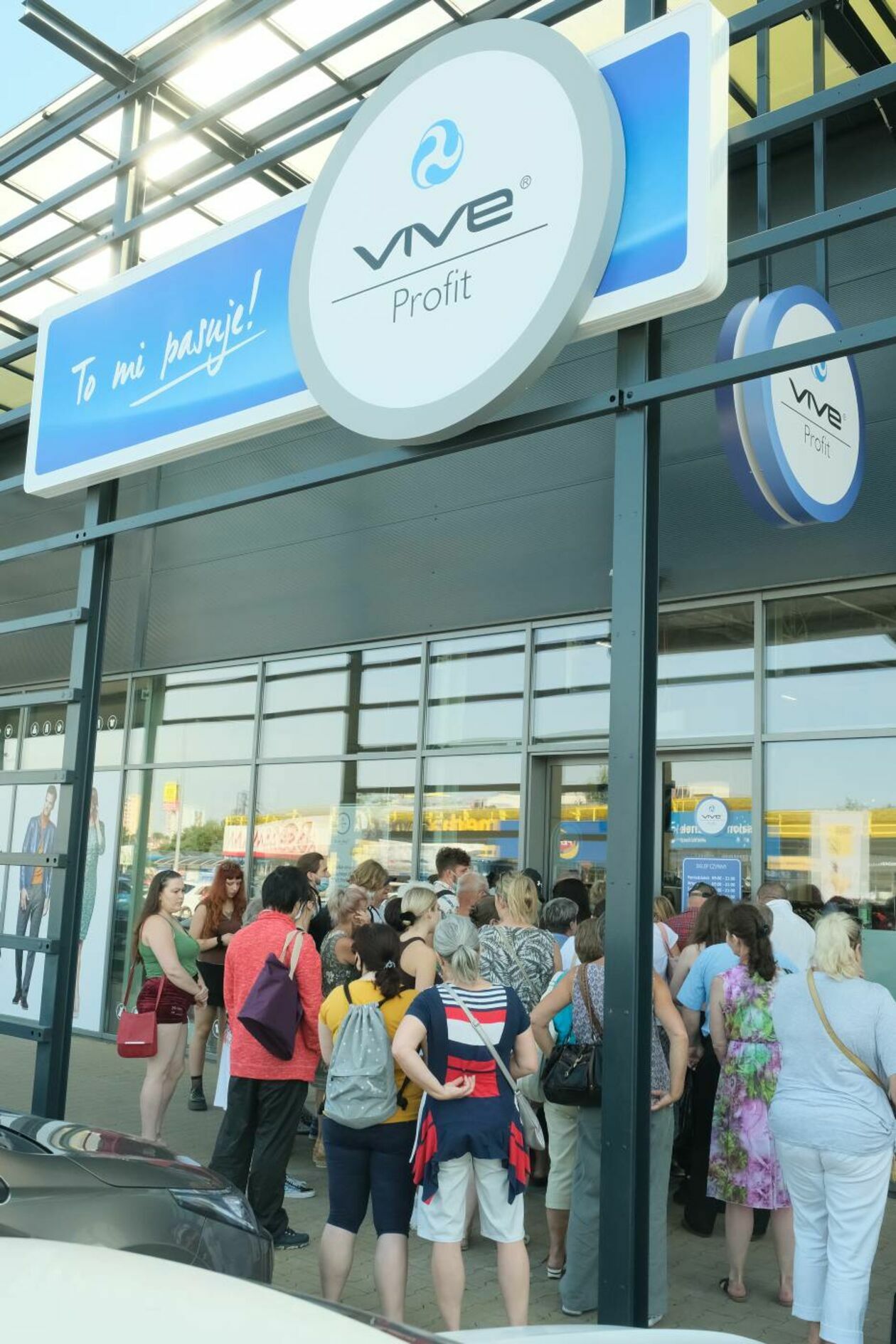  Otwarcie nowego sklepu z odzieżą używaną sieci Vive Profit (zdjęcie 29) - Autor: Maciej Kaczanowski