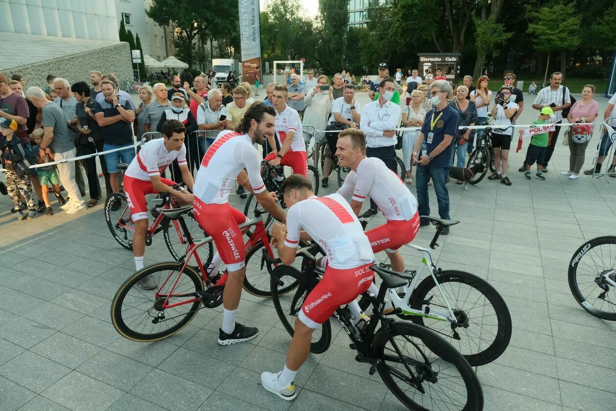  Prezentacja ekip uczestniczących w wyścigu kolarskim Tour de Pologne (zdjęcie 5) - Autor: Maciej Kaczanowski
