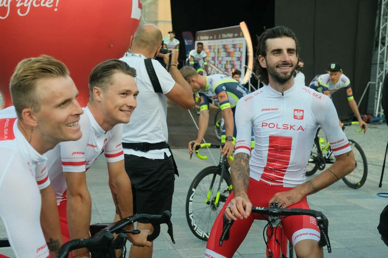  Prezentacja ekip uczestniczących w wyścigu kolarskim Tour de Pologne (zdjęcie 4) - Autor: Maciej Kaczanowski
