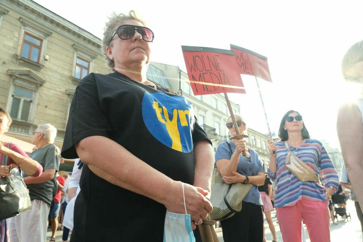 Demonstracja KOD w obronie wolnych mediów (zdjęcie 8) - Autor: Maciej Kaczanowski