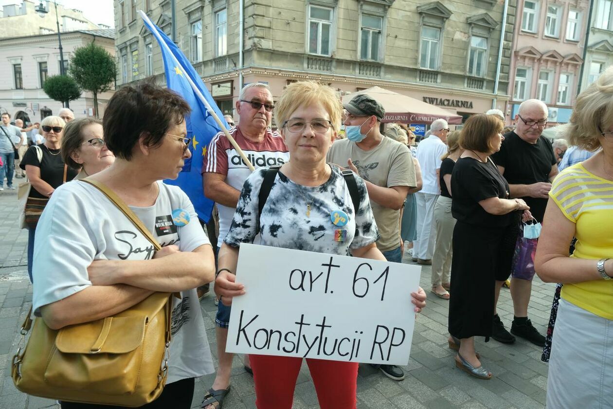  Demonstracja KOD w obronie wolnych mediów (zdjęcie 6) - Autor: Maciej Kaczanowski