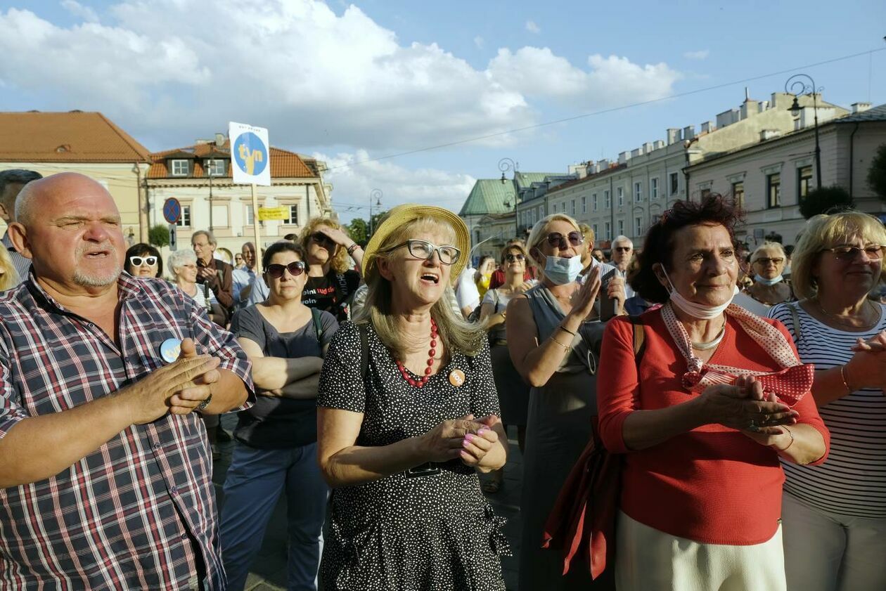  Demonstracja KOD w obronie wolnych mediów (zdjęcie 16) - Autor: Maciej Kaczanowski