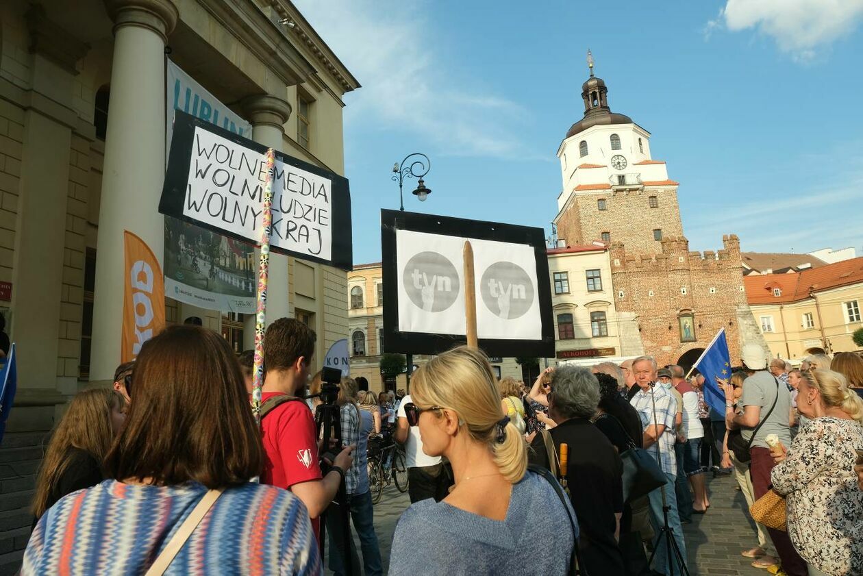  Demonstracja KOD w obronie wolnych mediów (zdjęcie 7) - Autor: Maciej Kaczanowski
