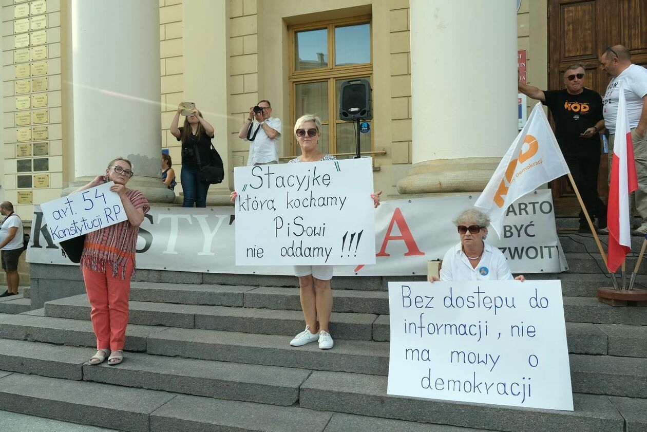 Demonstracja KOD w obronie wolnych mediów