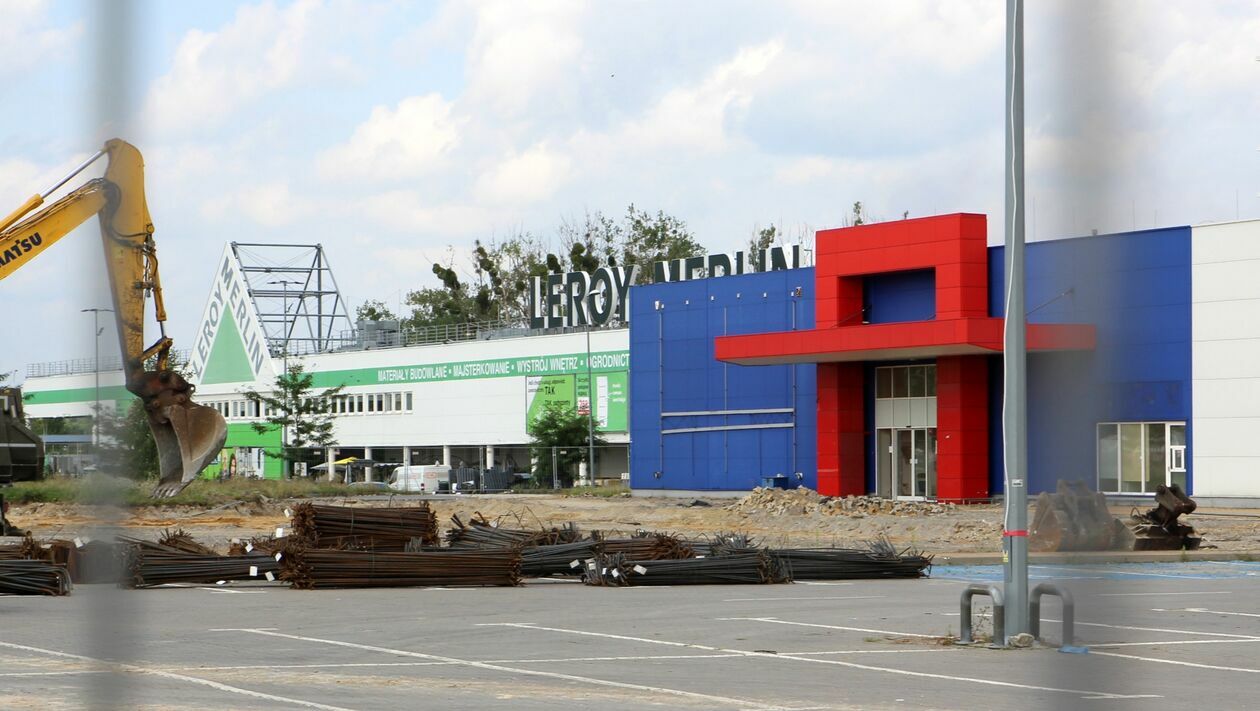  Tesco w Puławach zaczyna znikać. Powstanie nowa galeria handlowa (zdjęcie 1) - Autor: Radosław Szczęch