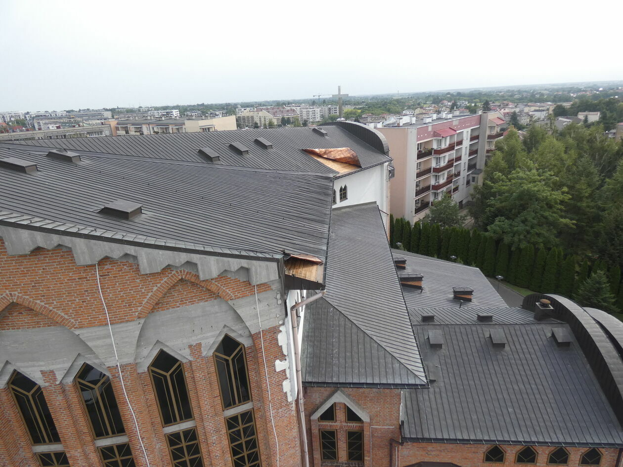  Po nawałnicy uszkodzony dach kościoła przy ul. Bazylianówka w Lublinie (zdjęcie 8) - Autor: Marianie Lublin