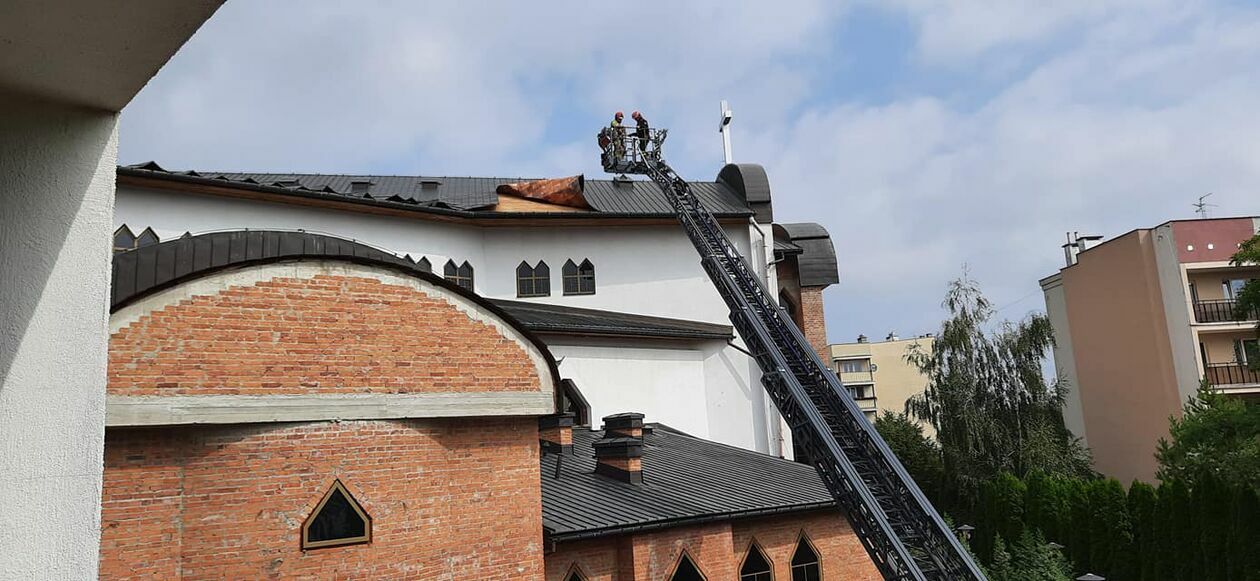  Po nawałnicy uszkodzony dach kościoła przy ul. Bazylianówka w Lublinie (zdjęcie 2) - Autor: Marianie Lublin