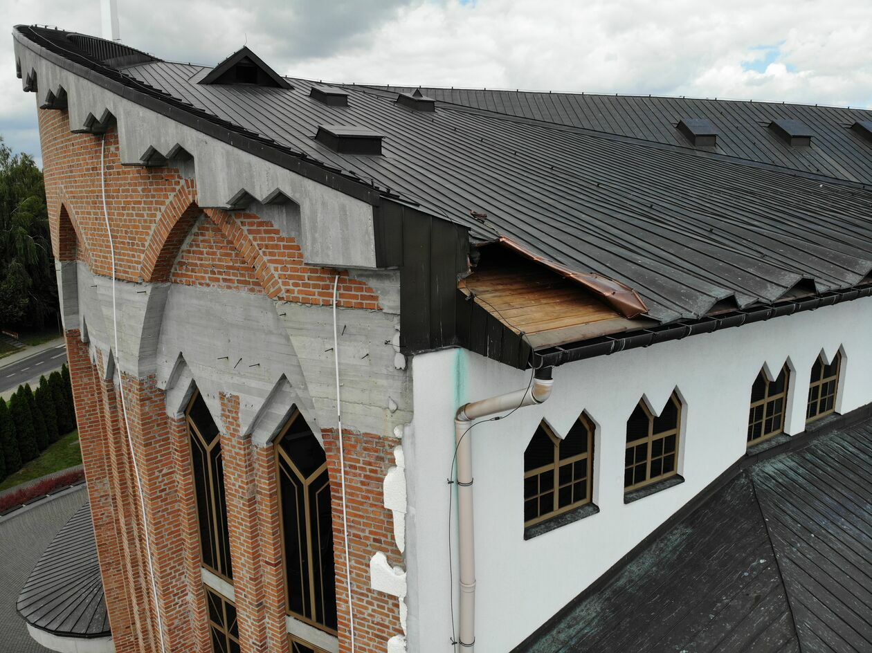  Po nawałnicy uszkodzony dach kościoła przy ul. Bazylianówka w Lublinie (zdjęcie 4) - Autor: Marianie Lublin