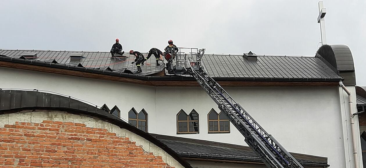  Po nawałnicy uszkodzony dach kościoła przy ul. Bazylianówka w Lublinie (zdjęcie 6) - Autor: Marianie Lublin