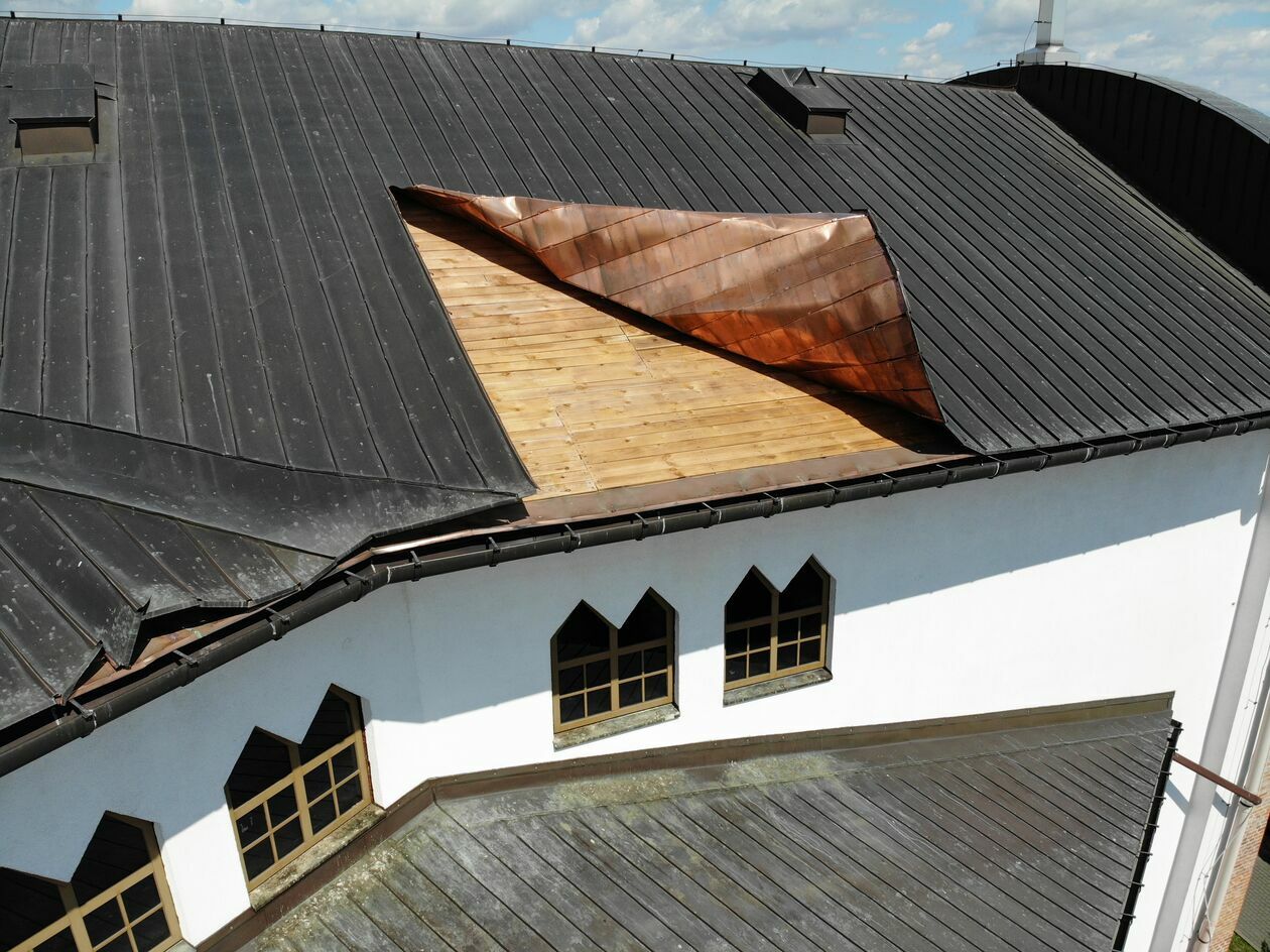 Po nawałnicy uszkodzony dach kościoła przy ul. Bazylianówka w Lublinie
