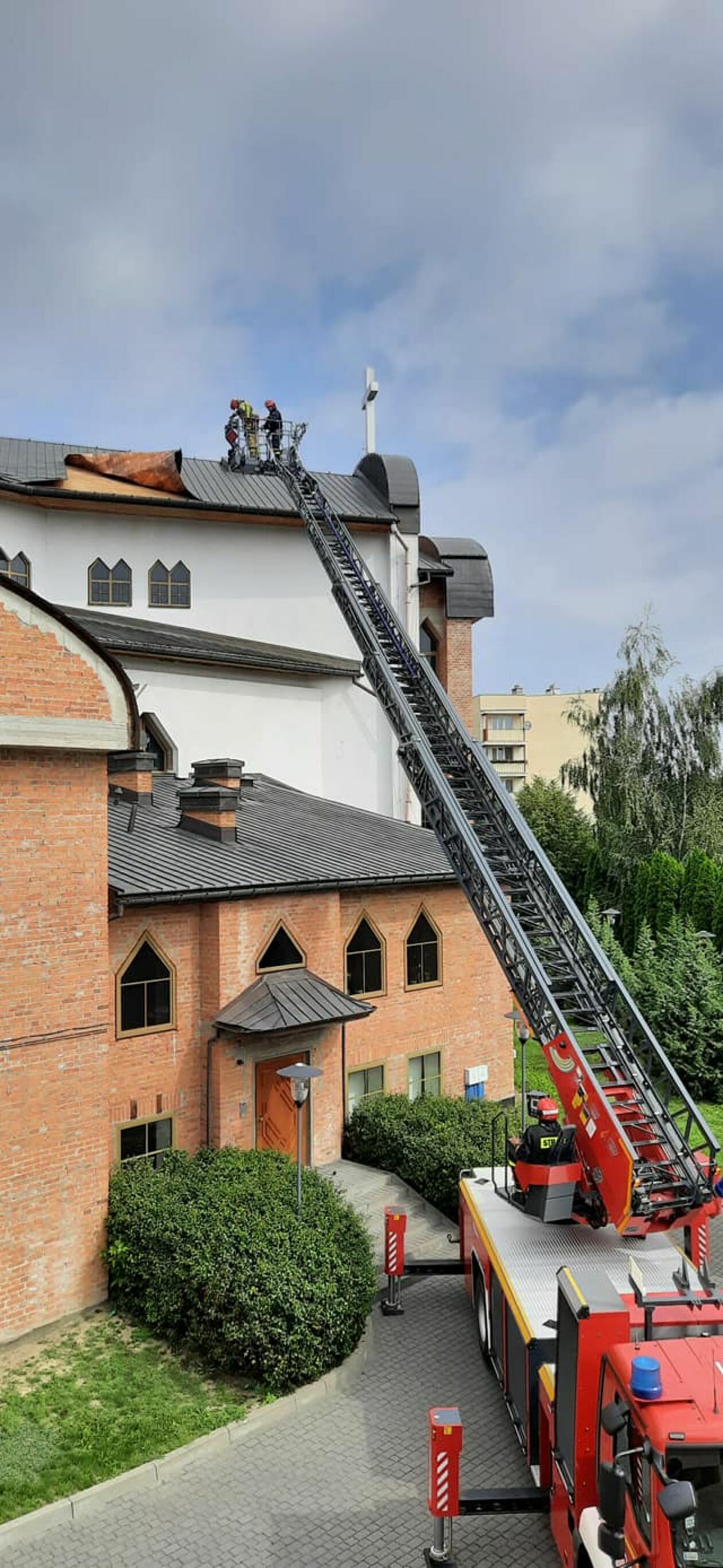  Po nawałnicy uszkodzony dach kościoła przy ul. Bazylianówka w Lublinie  - Autor: Marianie Lublin