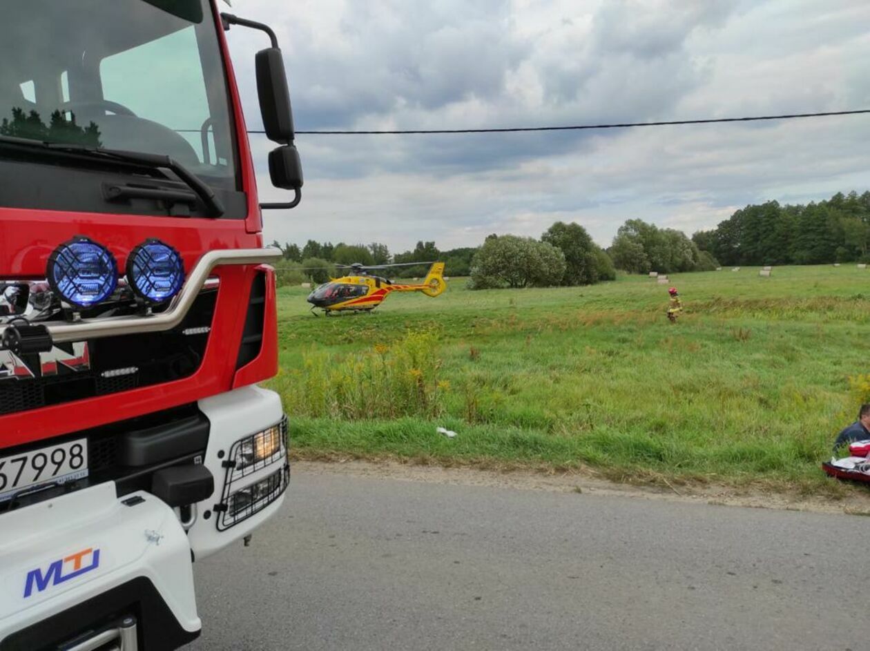  Ostrów Lubelski. Samochód zderzył się z motorowerem  - Autor: KP PSP Lubartów