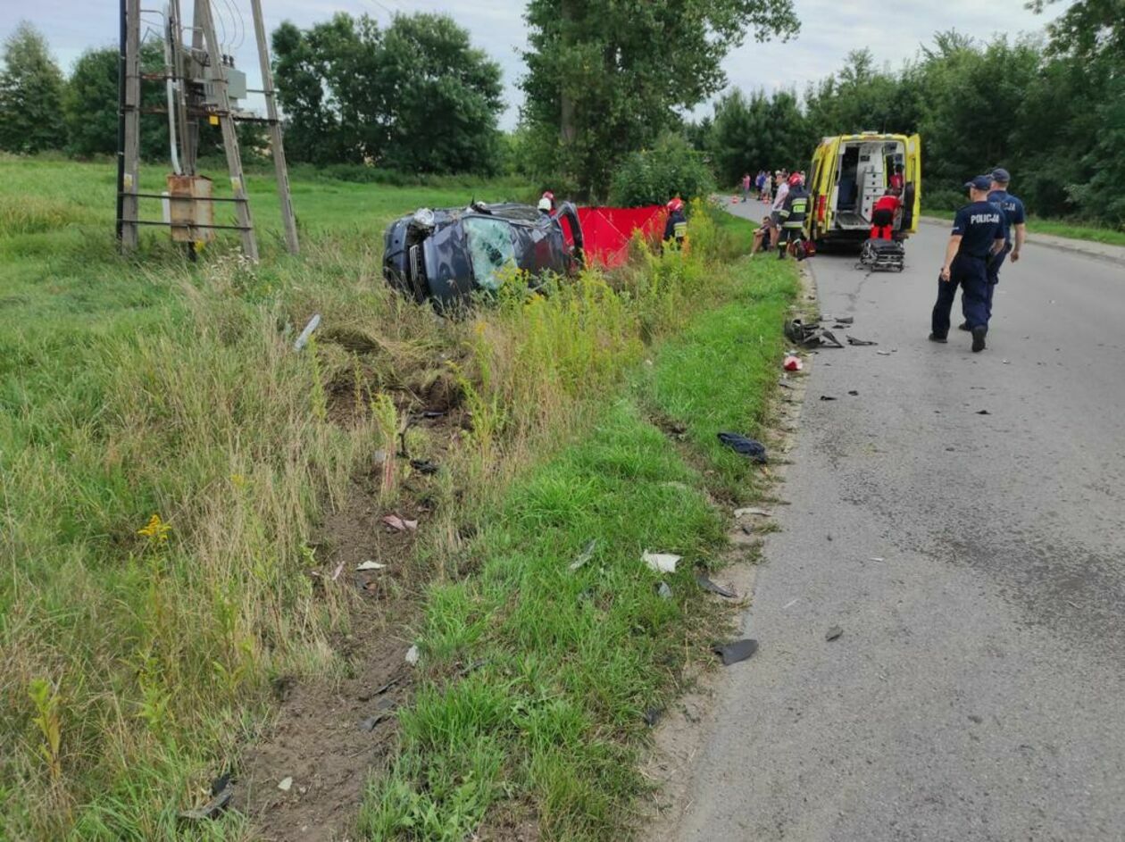  Ostrów Lubelski. Samochód zderzył się z motorowerem (zdjęcie 3) - Autor: KP PSP Lubartów