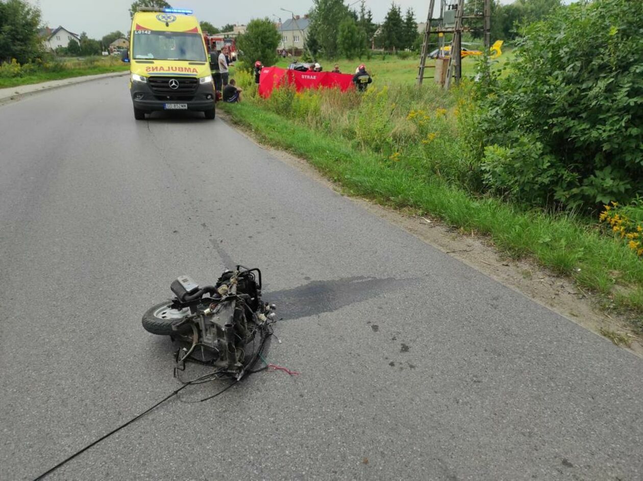  Ostrów Lubelski. Samochód zderzył się z motorowerem (zdjęcie 1) - Autor: KP PSP Lubartów