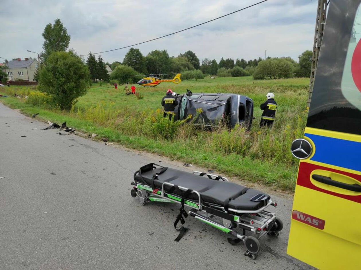  Ostrów Lubelski. Samochód zderzył się z motorowerem (zdjęcie 2) - Autor: KP PSP Lubartów