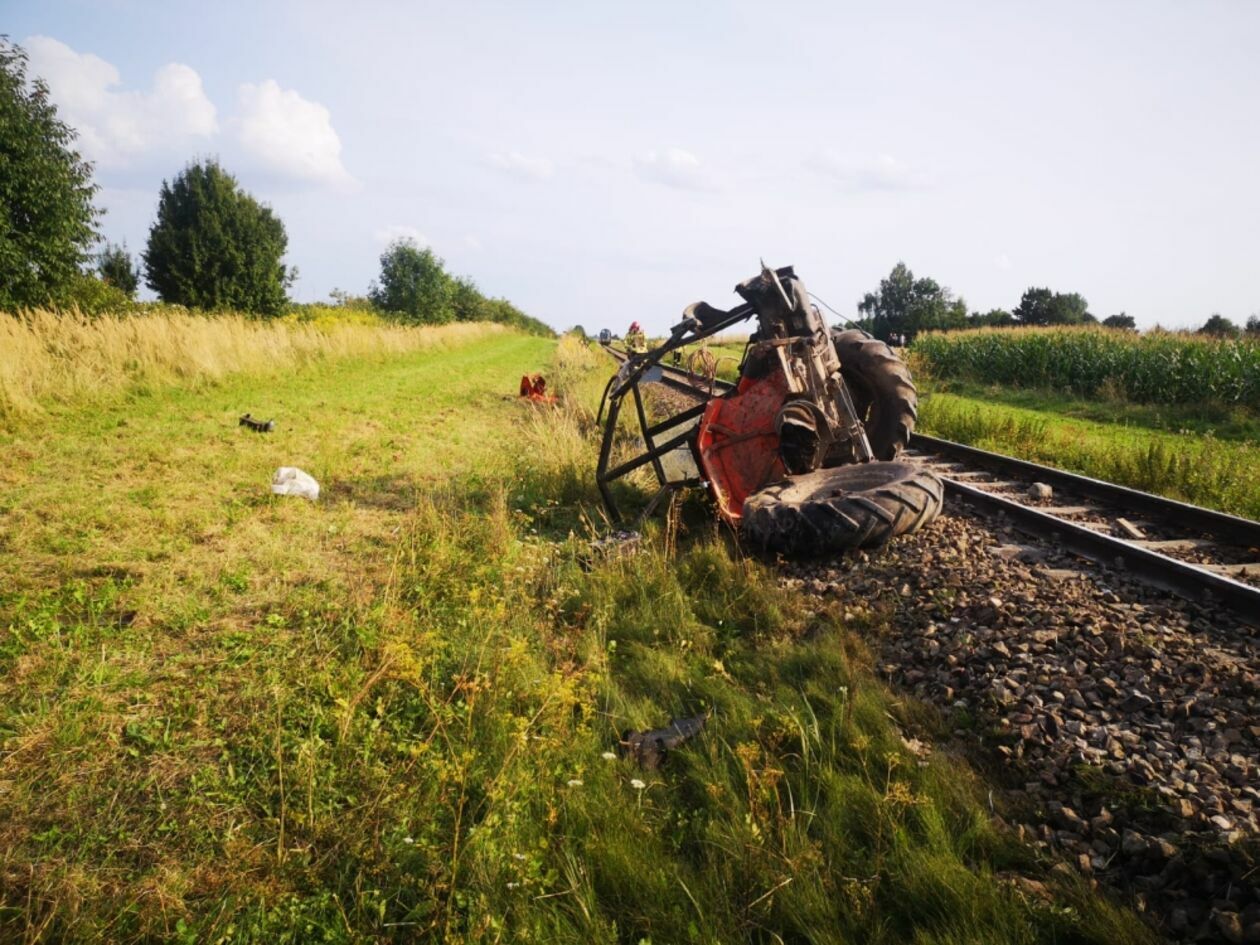  Zarudzie. Zderzenie ciągnika z lokomotywą (zdjęcie 1) - Autor: KM PSP w Zamościu