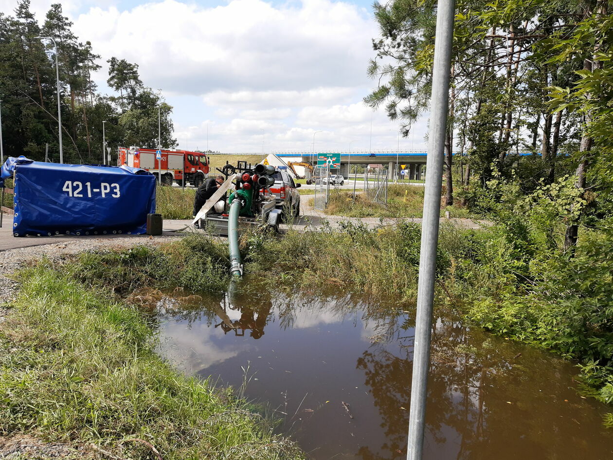  Podtopienia i zalania w woj. lubelskim (zdjęcie 18) - Autor: Komenda Powiatowa PSP w Janowie Lubelskim