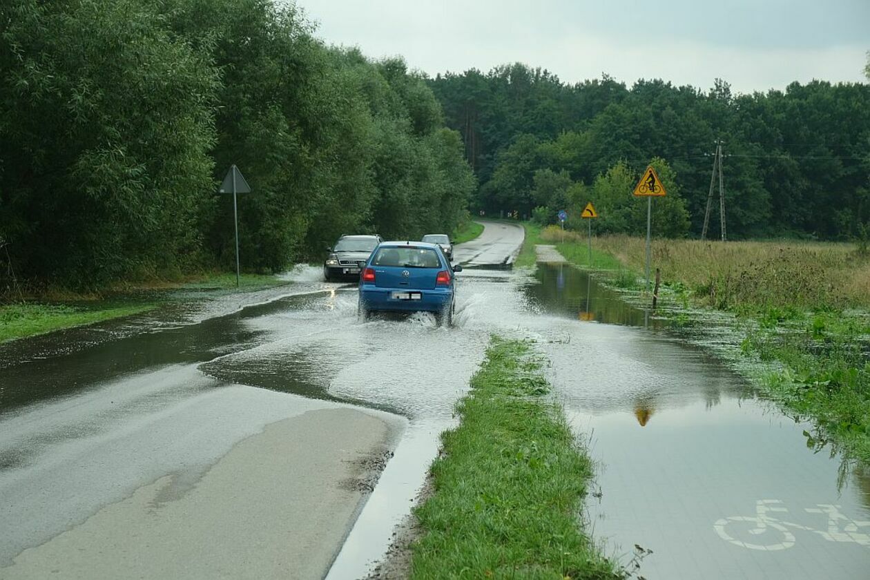  Po ulewach zalane drogi na terenie gminy Wólka (zdjęcie 4) - Autor: Maciej Kaczanowski