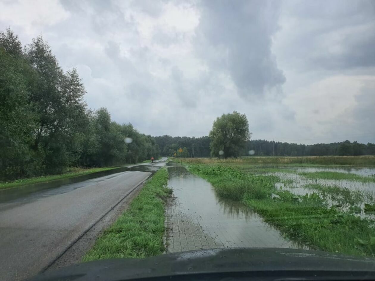 Po ulewach zalane drogi na terenie gminy Wólka