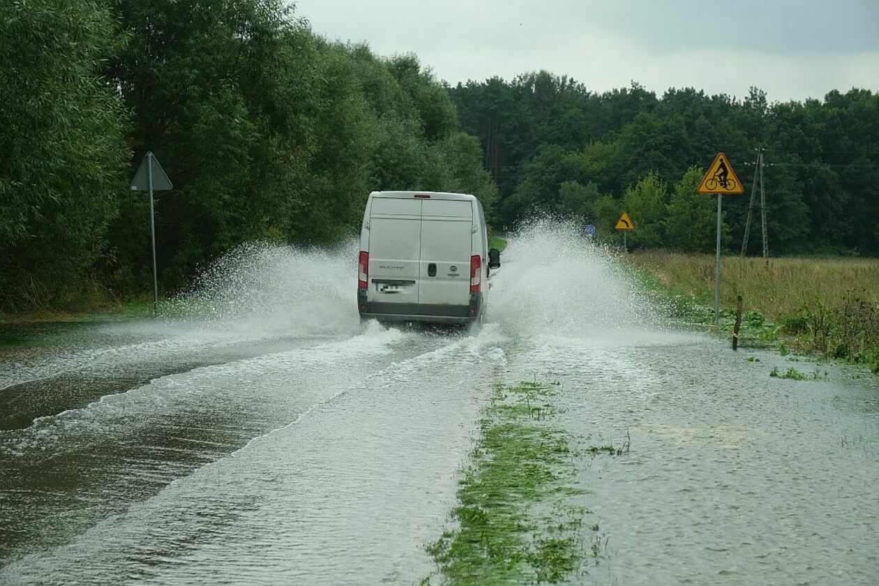  Po ulewach zalane drogi na terenie gminy Wólka  - Autor: Maciej Kaczanowski