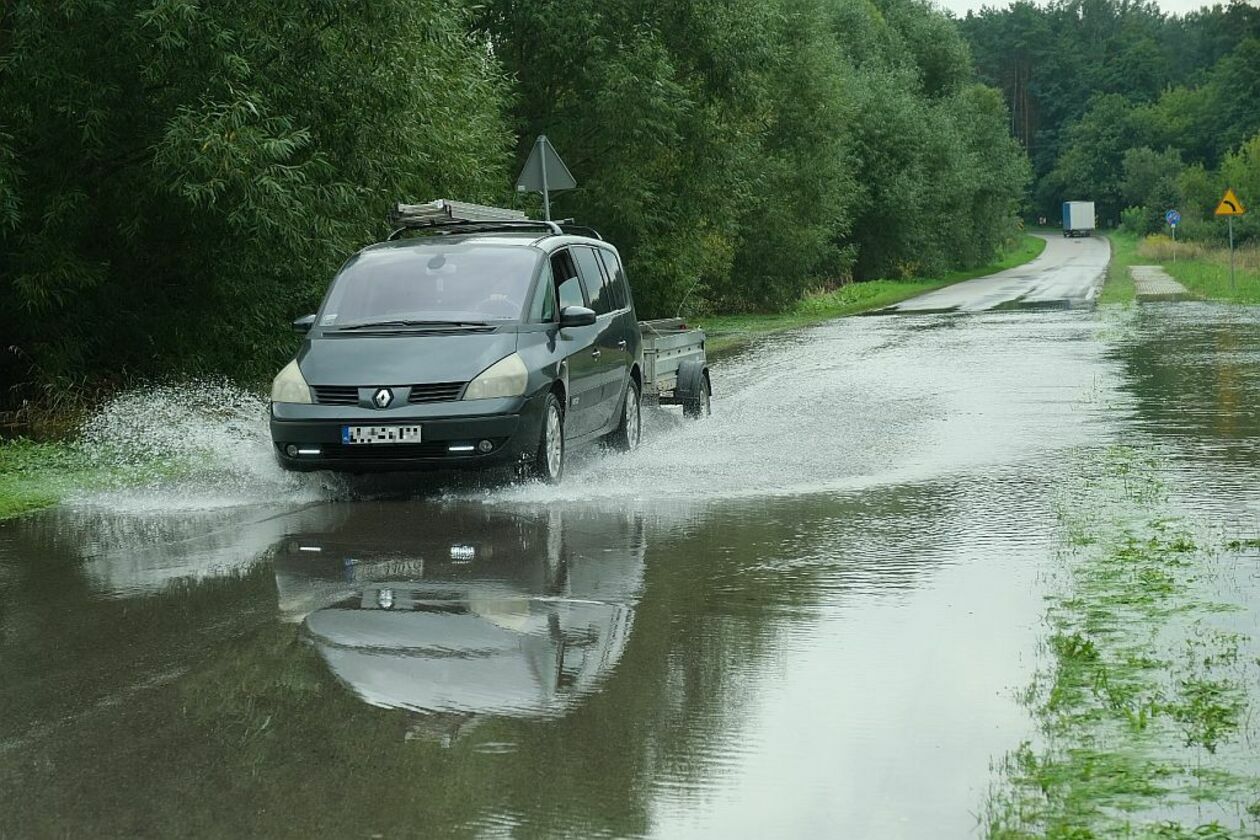  Po ulewach zalane drogi na terenie gminy Wólka (zdjęcie 6) - Autor: Maciej Kaczanowski