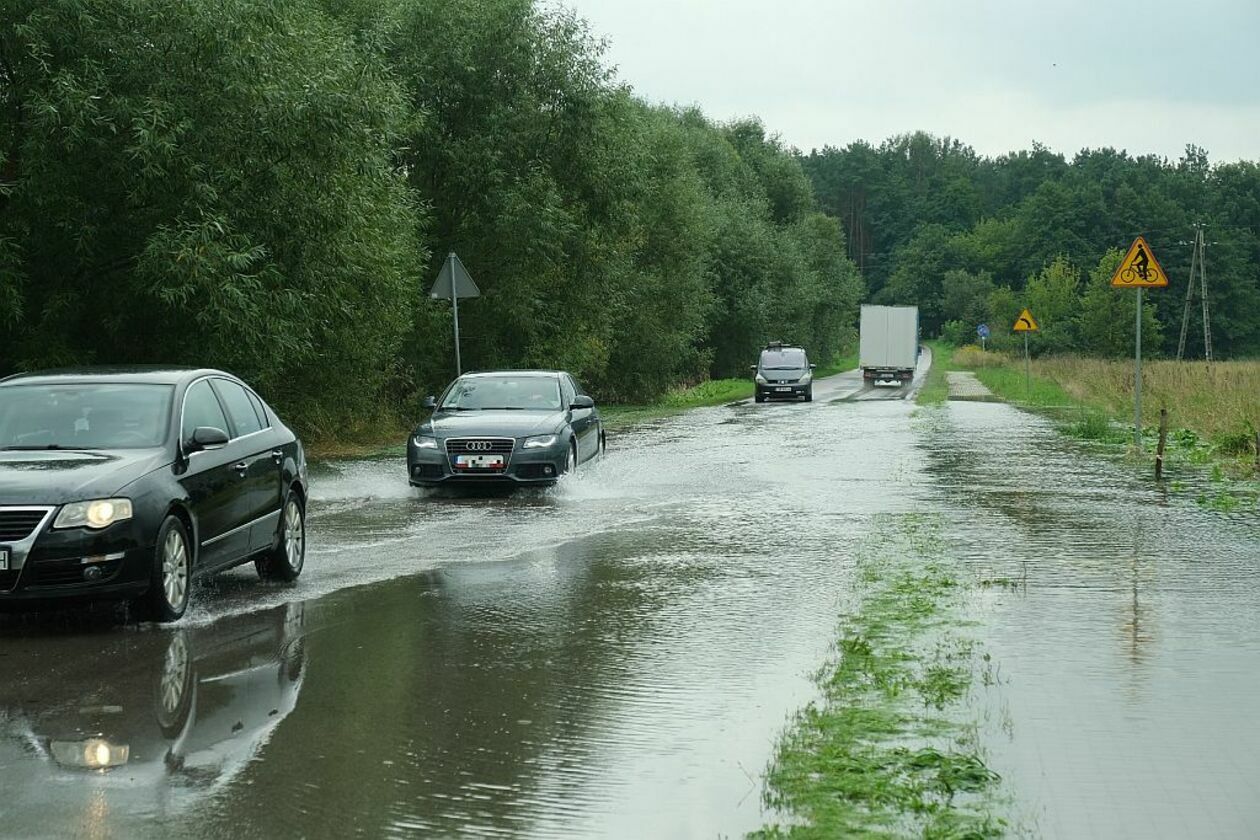 Po ulewach zalane drogi na terenie gminy Wólka - Autor: Maciej Kaczanowski