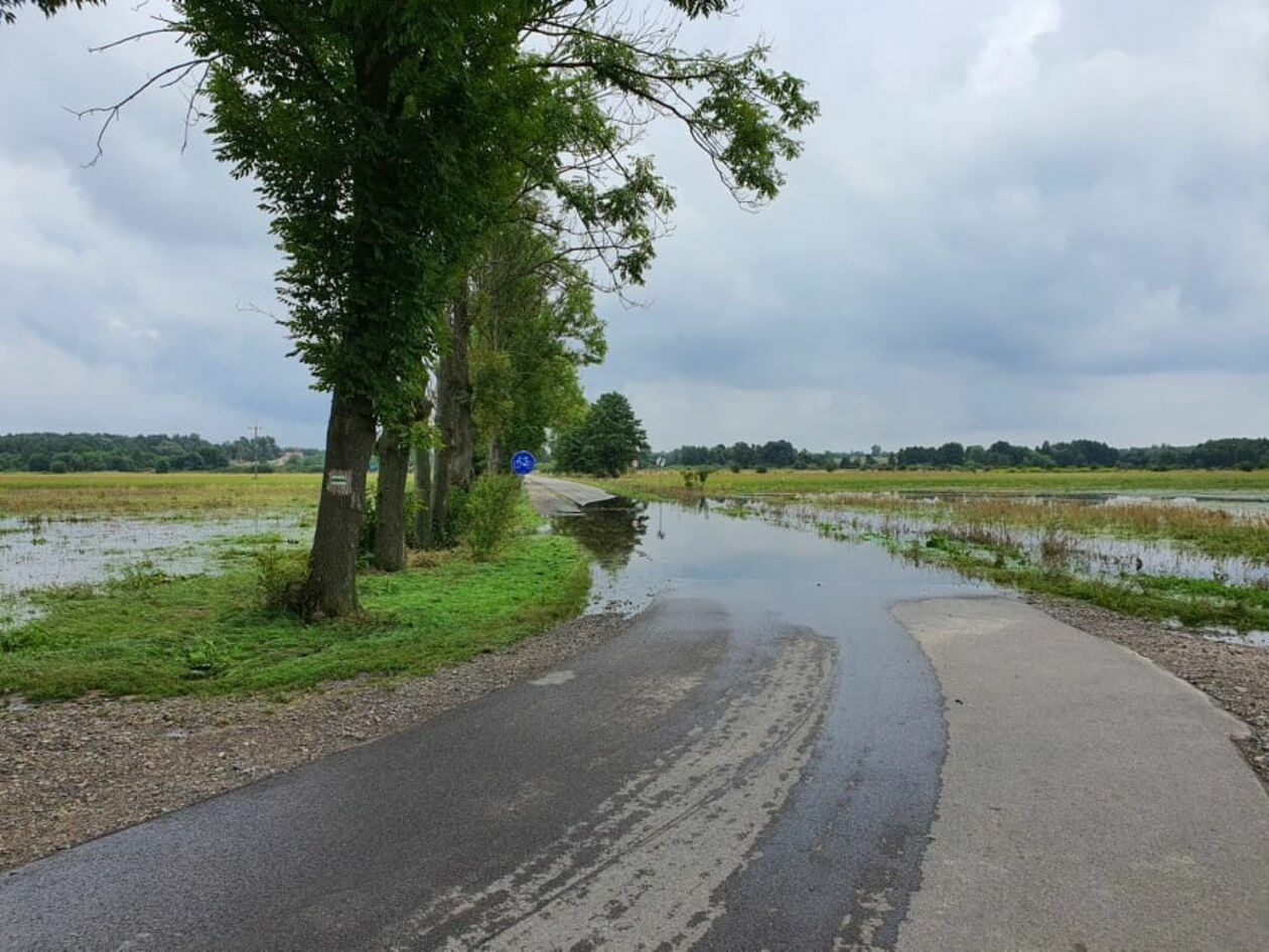  Po ulewach zalane drogi na terenie gminy Wólka (zdjęcie 3) - Autor: Urząd Gminy Wólka