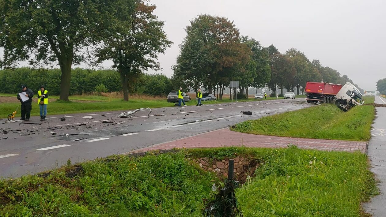  Brzezice. Śmiertelny wypadek na drodze krajowej nr 12 (zdjęcie 2) - Autor: Policja