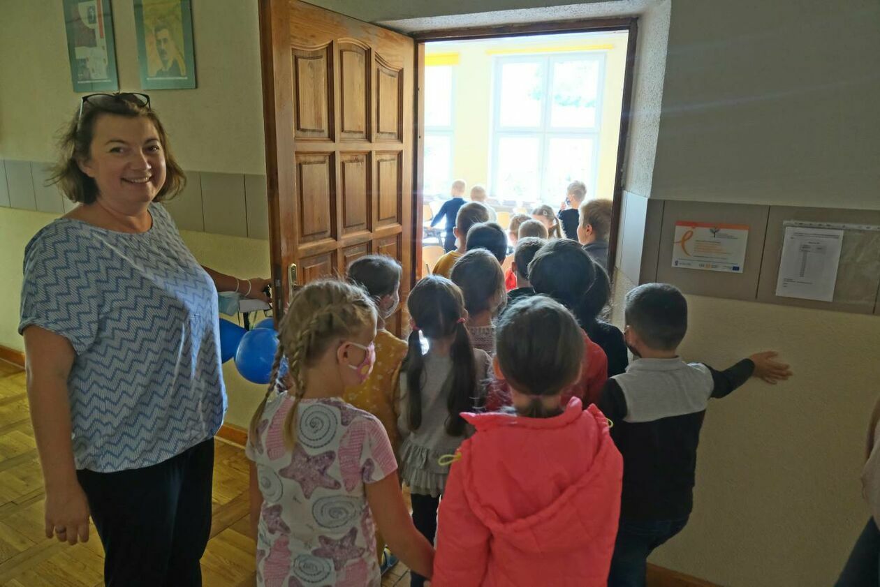  SP 18  w Lublinie: pierwszaki zwiedzają swoją nową szkołę (zdjęcie 31) - Autor: Maciej Kaczanowski