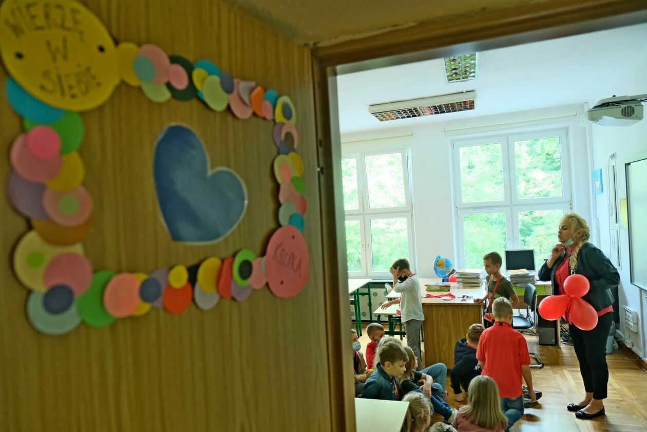  SP 18  w Lublinie: pierwszaki zwiedzają swoją nową szkołę  - Autor: Maciej Kaczanowski
