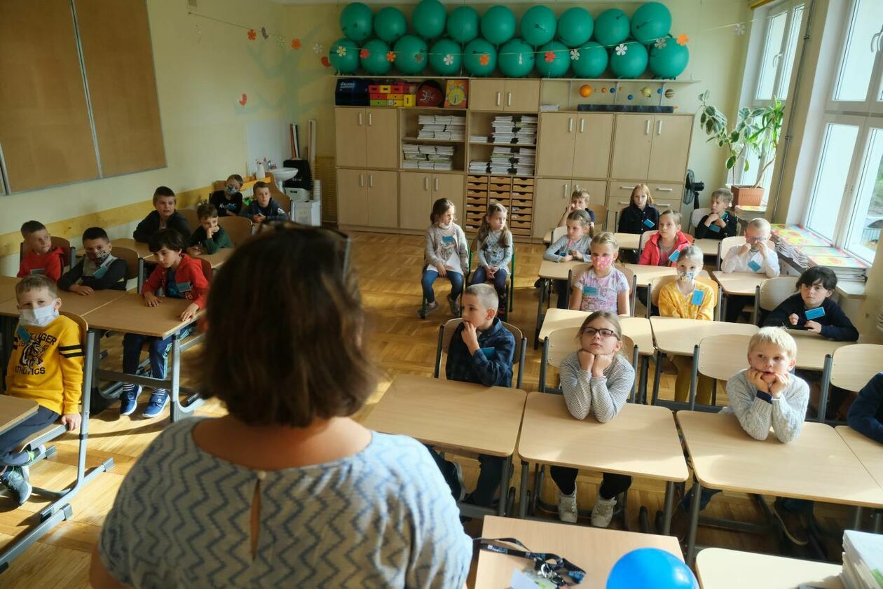  SP 18  w Lublinie: pierwszaki zwiedzają swoją nową szkołę (zdjęcie 37) - Autor: Maciej Kaczanowski