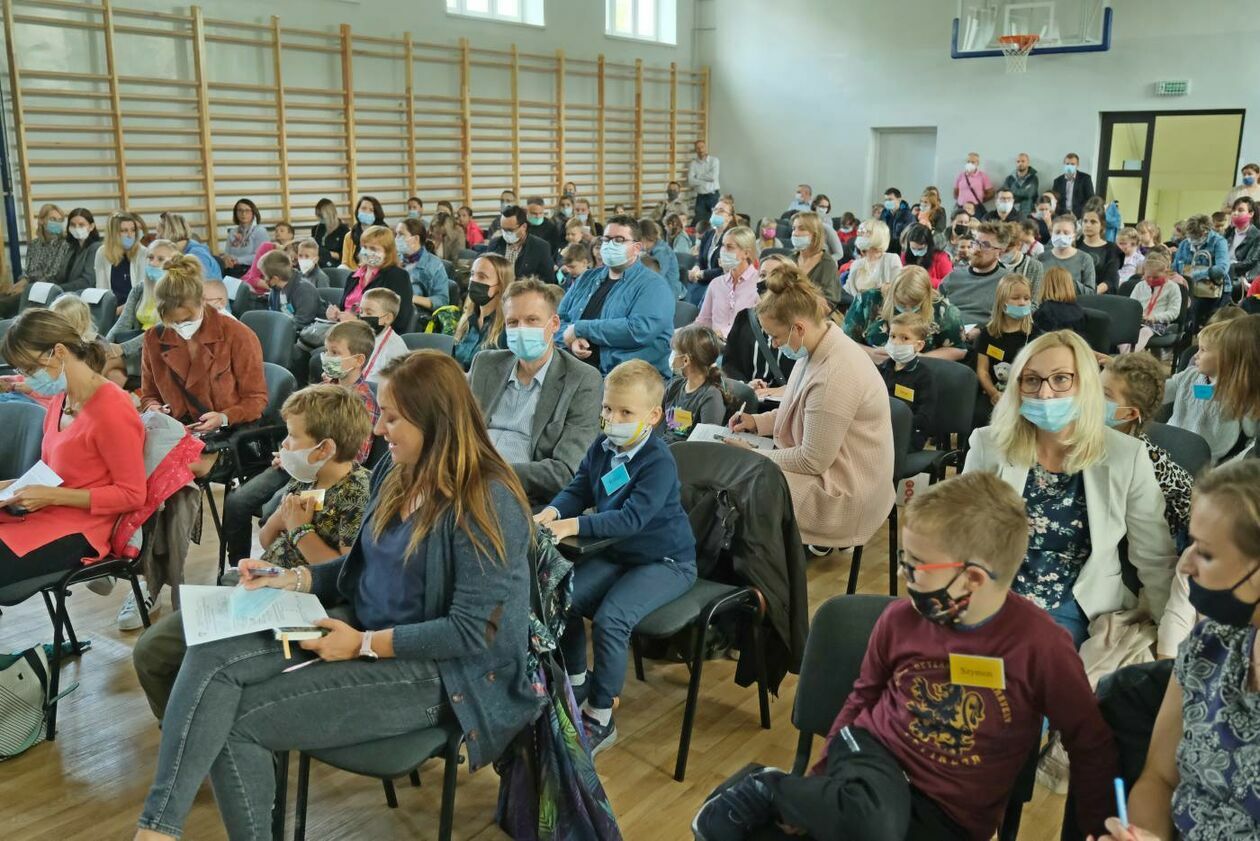  SP 18  w Lublinie: pierwszaki zwiedzają swoją nową szkołę (zdjęcie 12) - Autor: Maciej Kaczanowski