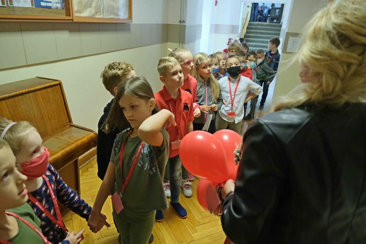 SP 18  w Lublinie: pierwszaki zwiedzają swoją nową szkołę (zdjęcie 23) - Autor: Maciej Kaczanowski