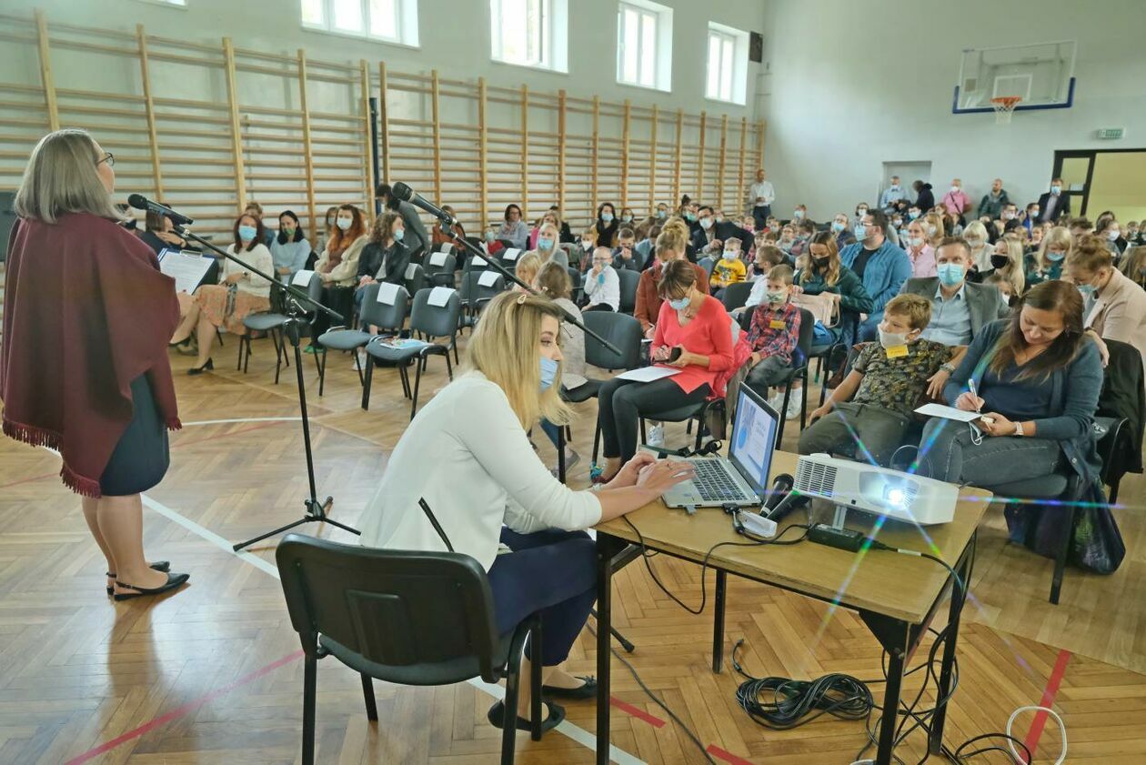  SP 18  w Lublinie: pierwszaki zwiedzają swoją nową szkołę (zdjęcie 11) - Autor: Maciej Kaczanowski