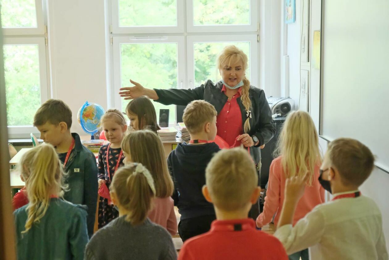  SP 18  w Lublinie: pierwszaki zwiedzają swoją nową szkołę (zdjęcie 38) - Autor: Maciej Kaczanowski