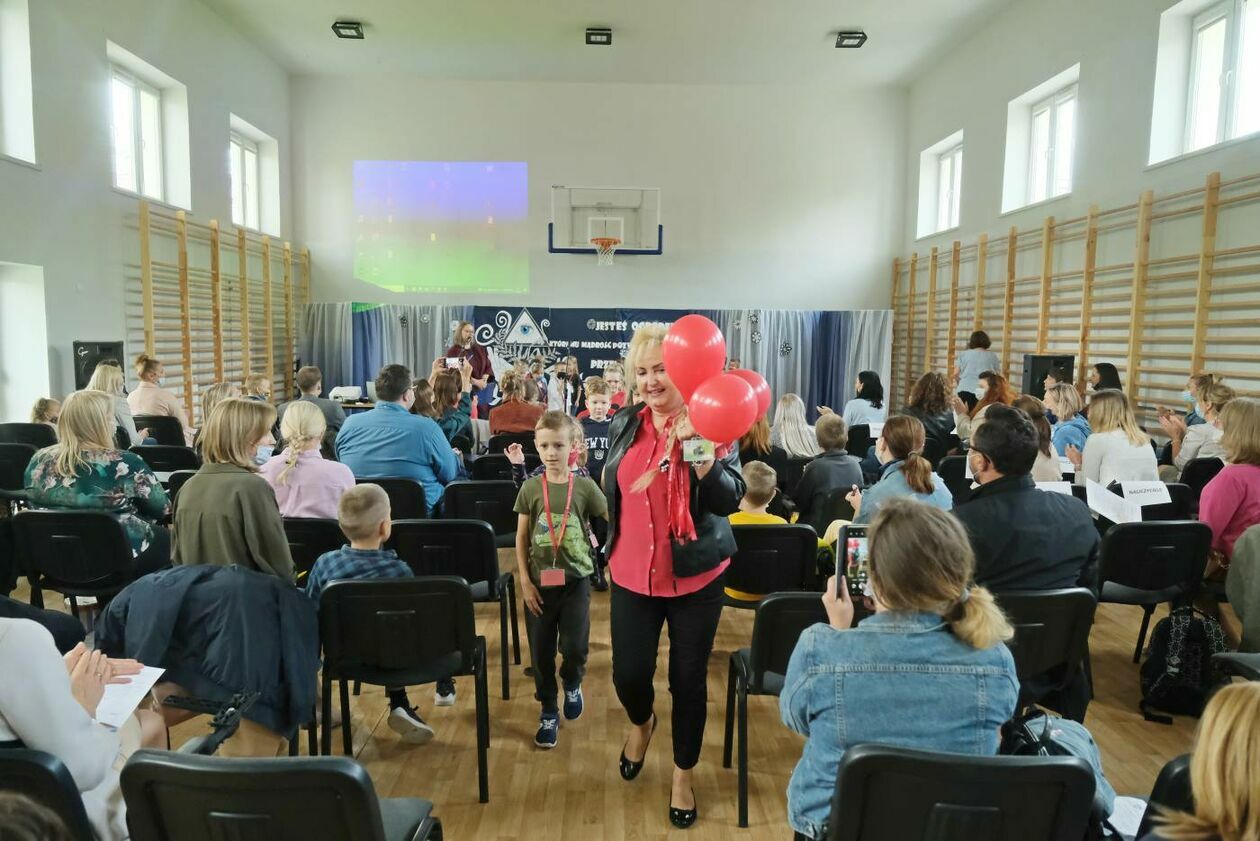  SP 18  w Lublinie: pierwszaki zwiedzają swoją nową szkołę (zdjęcie 20) - Autor: Maciej Kaczanowski