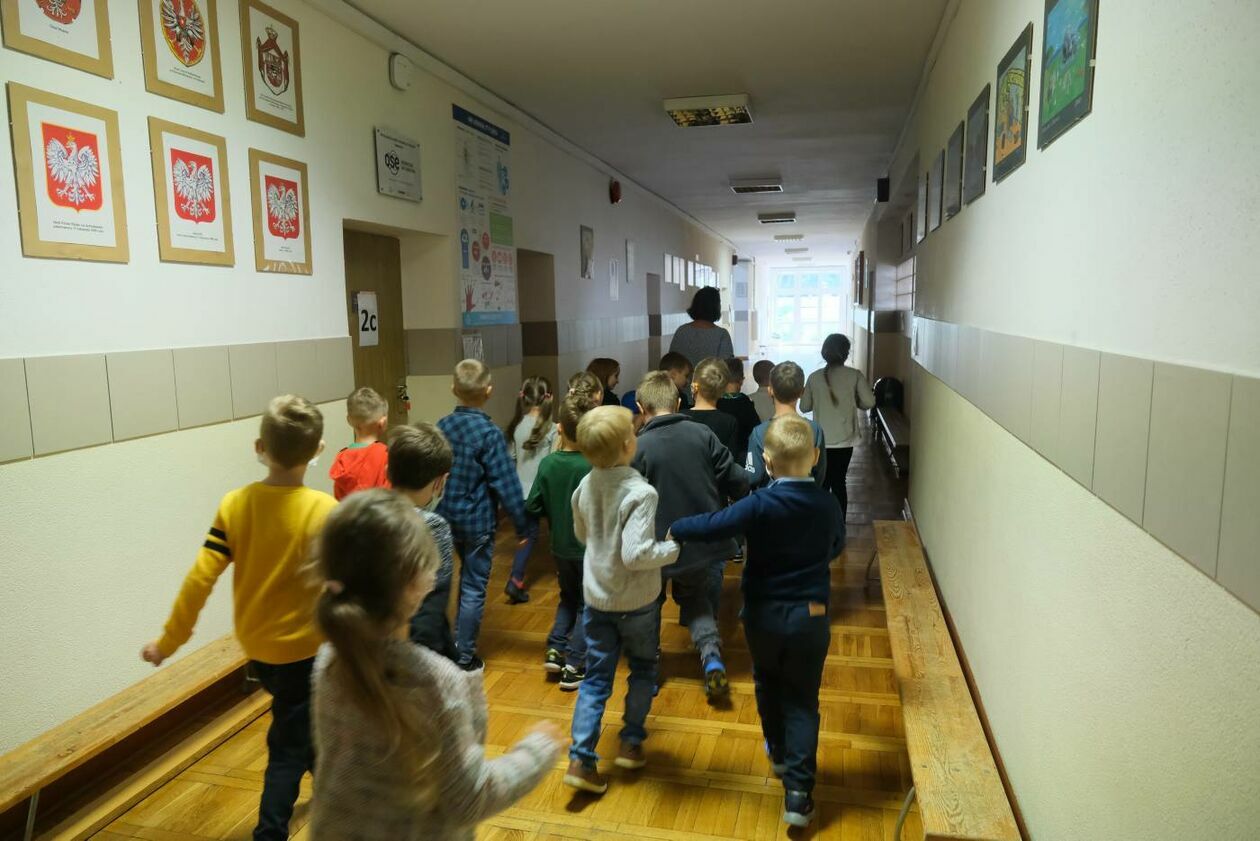  SP 18  w Lublinie: pierwszaki zwiedzają swoją nową szkołę (zdjęcie 29) - Autor: Maciej Kaczanowski